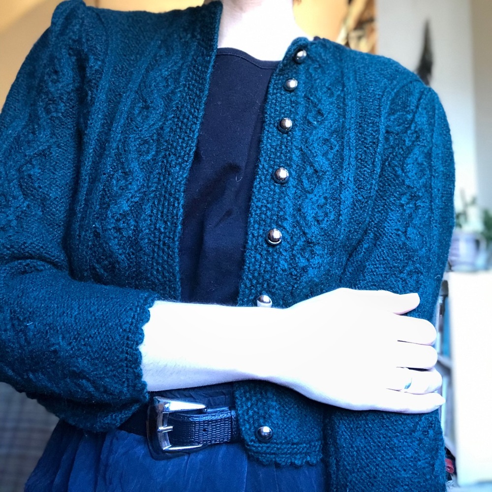Pristine little vintage wool sweater 🐑🖤